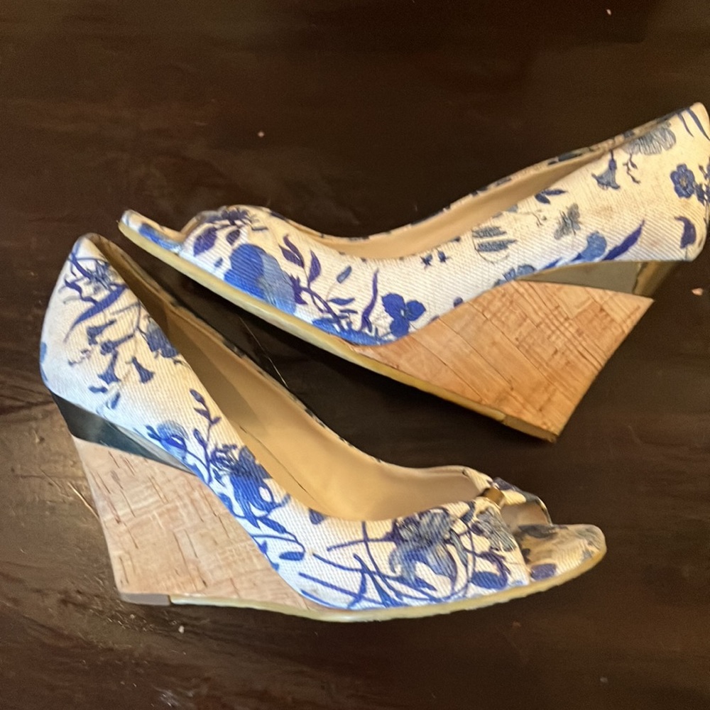 Gucci blue and white floral print canvas peep toe wedge sandal heels - Picture 2 of 8